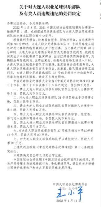 小洁方才只是围着那篾竹篮子瞅，没有得到表姐的准许，她不敢贸贸然去揭开红布。